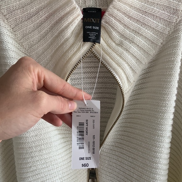 Soft white, high neck poncho. Full silver zipper in front. Very soft. - Picture 4 of 4